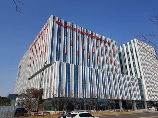 롯데중앙연구소는 이달 1일부로 식품안전센터에 식품안전 분석팀을 신설하고 전문인력을 늘리는 등 그룹 내 식품안전 관련 컨트롤 타워 기능을 강화하고 있다. 서울 마곡에 위치한 롯데중앙연구소 전경  롯데중앙연구소 제공